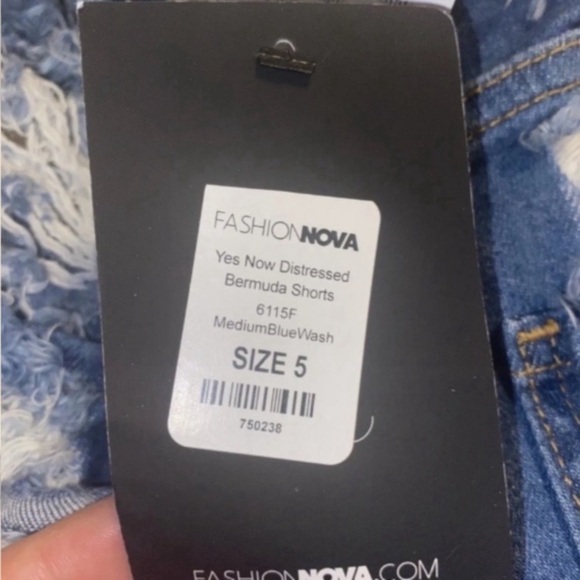Fashion Nova Women's / Juniors Size 5/27 Yes Now Distressed Bermuda Shorts - Picture 7 of 9